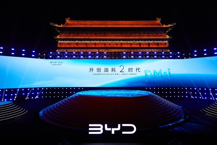 比亚迪：DM5.0同类最省油！吉利：你这么玩是吧？