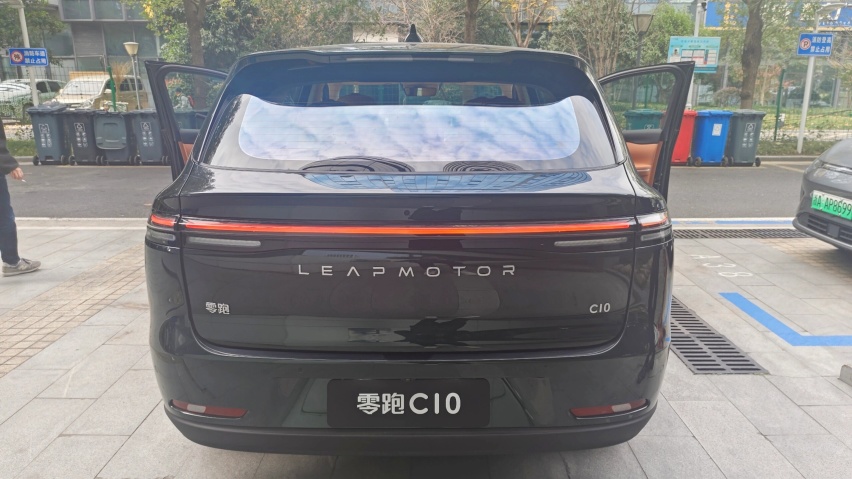 零跑C10实车到店，墨绿色涂装更高级，后排配“餐桌”，续航530km