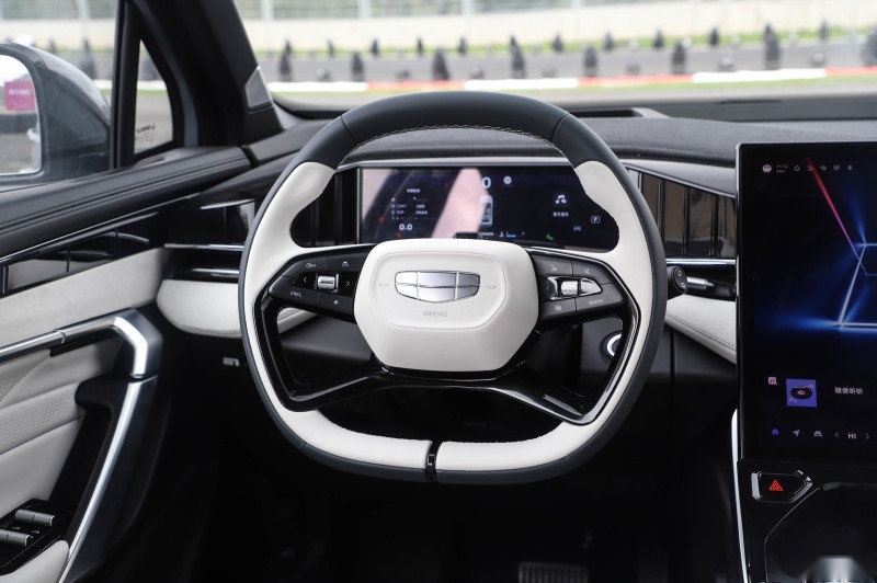 试驾官丨赛道实测博越L，“最好开的城市SUV”名副其实？