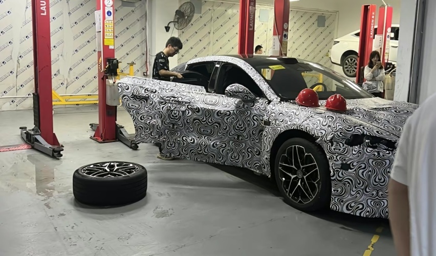 续航超1000km！仰望U6实车现身，配无框车门+电动尾翼，搭四电机