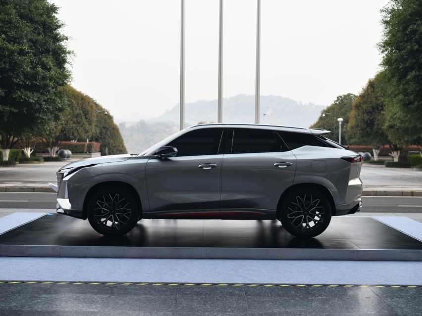 长安带来高颜值SUV，配2.0T+8AT，6秒多破百，可实现六屏互联