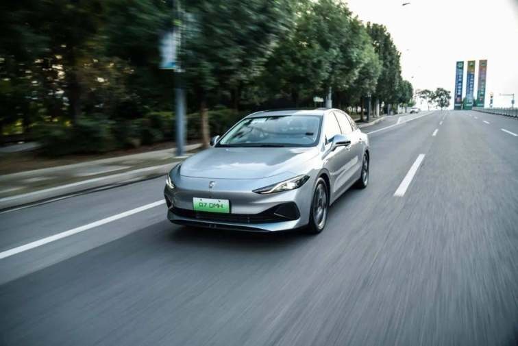 真实亏电油耗3.4L/100km，荣威D7 DMH让秦PLUS DM-