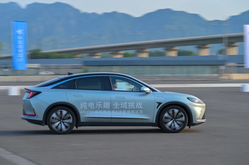 凭4.2秒破百就下赛道?极狐阿尔法S不止这点能耐!