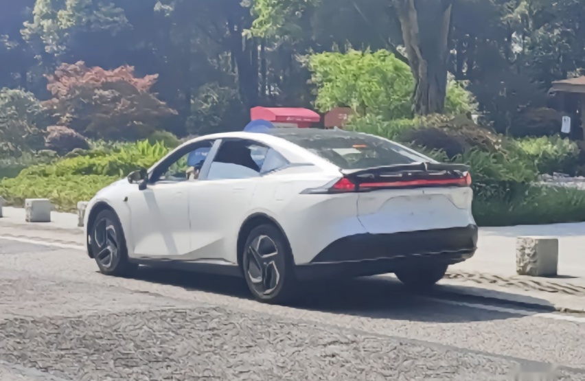 深蓝L07实车现身，大过SL03+电动尾翼，续航超300km+华为智驾