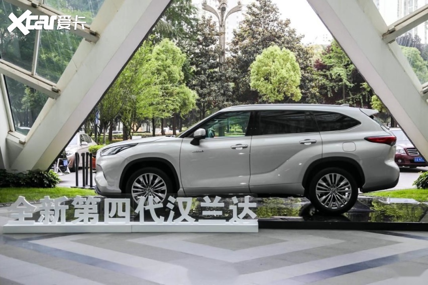 车长轴距加60mm,一箱油跑一千公里,全新丰田汉兰达来了