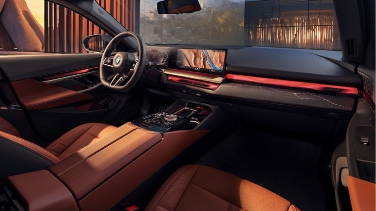 全新BMW 5系长轴距版全球首发，树立智能豪华轿车新标杆