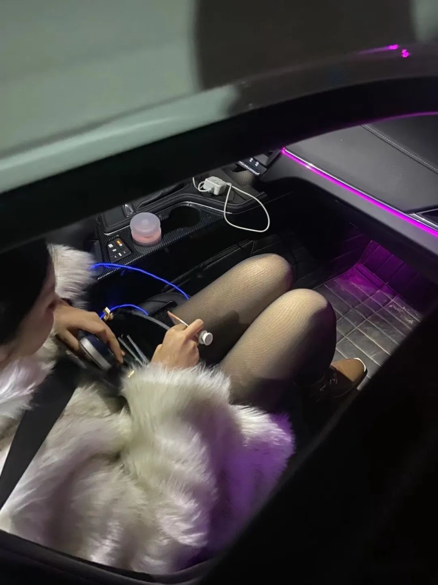 少数派玩家丨凯迪拉克CT4姿态改装，还带小姐姐自动上车功能？