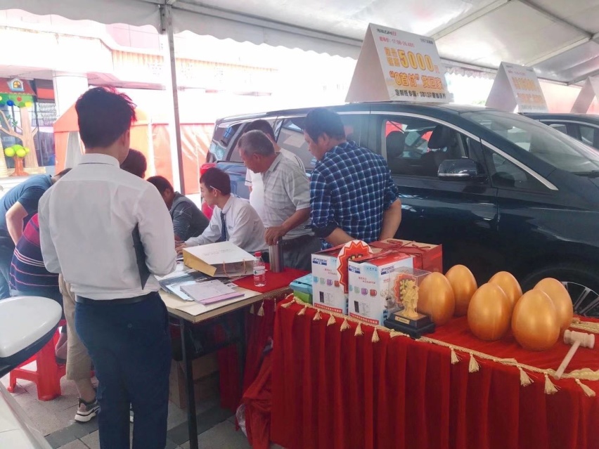 本年度“最骚气”的市县车展来了，市民现场开走宝马展车