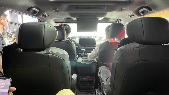 为什么这么多人舔爆丰田赛那？车展实测空间大or小