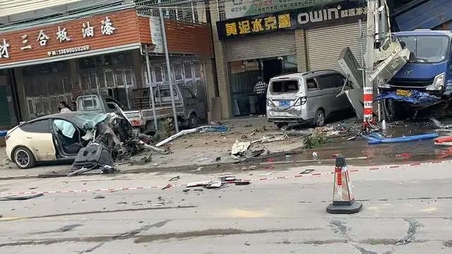一个时速198km/h，一个时速150km/h，特斯拉再曝疑似刹车失灵