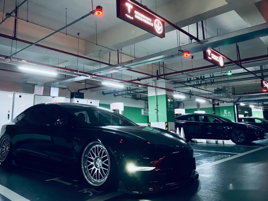 这辆特斯拉Model 3应该刹得住，提车之前刹车改件都准备好了