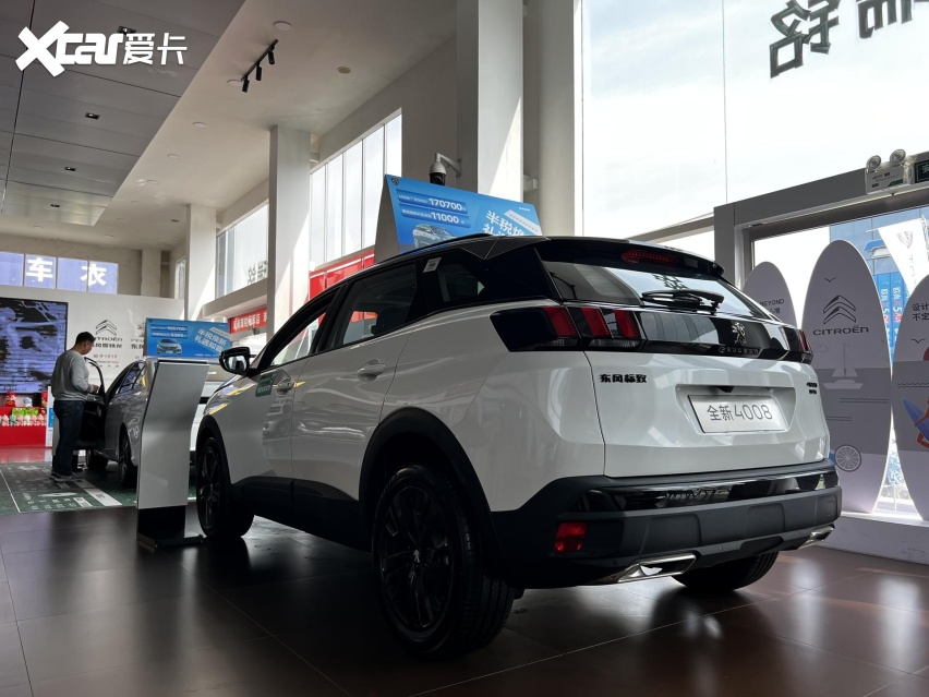 尺寸方面,标致4008的长宽高扥别是4510x1850x1628mm,轴距为2730mm