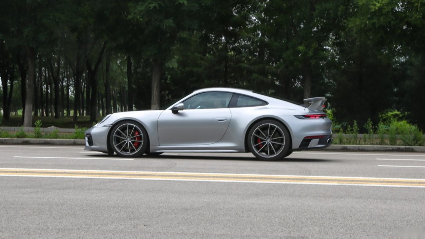 牛X评测：实测3.69秒破百 保时捷911 Carrera 4S有何魅
