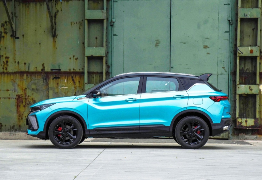 两款适合毕业生代步的小型SUV：10万即高配，颜值也到位