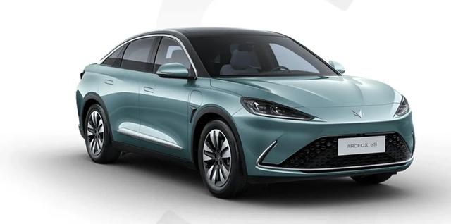 近看像轿车，视野像SUV，性能像跑车？它就是极狐阿尔法S