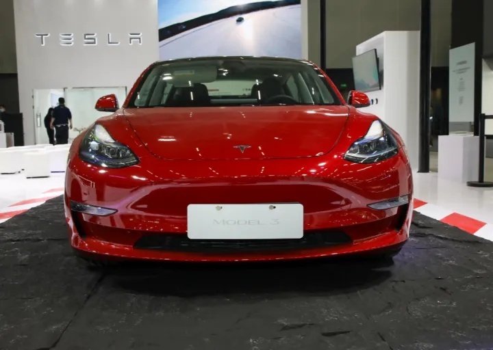 25万如何选新能源车？小鹏P7i对比特斯拉Model 3
