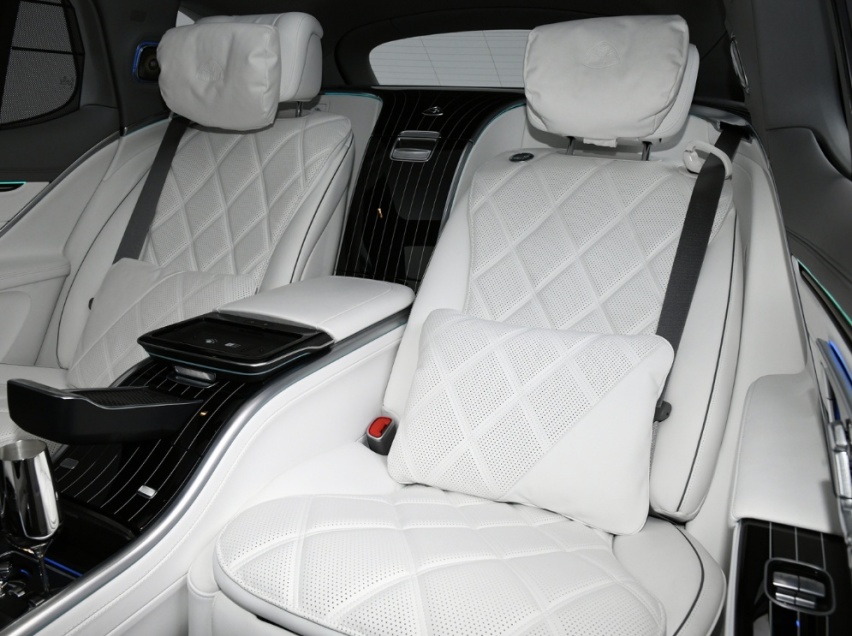 奔驰迈巴赫的SUV，造型高贵，4.4s破百，充电15分钟续航220km