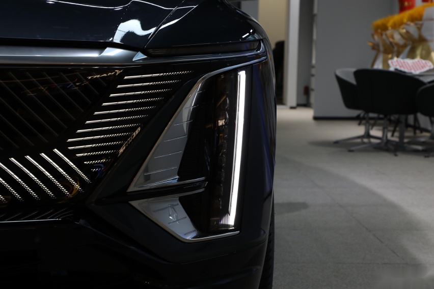 凯迪拉克第三款EV车型谍照曝光：三排大空间SUV，XT6的纯电版？