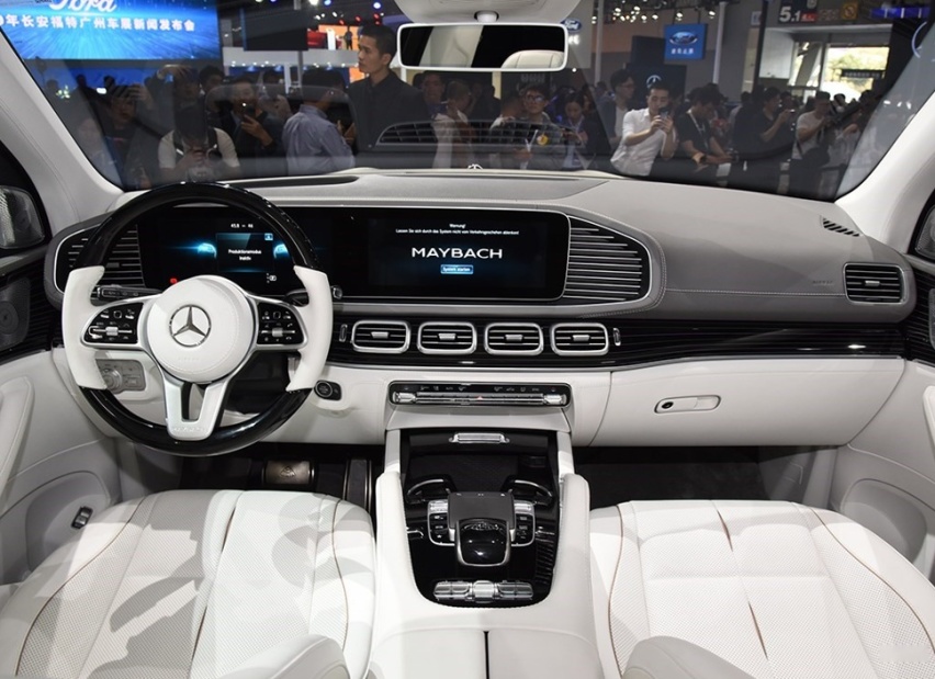 梅赛德斯-迈巴赫GLS 600 VS宾利添越V8，你会选择谁