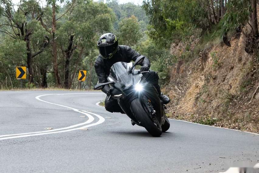 能下赛道的通勤车 雅马哈2020款YZF-R1 外媒测评