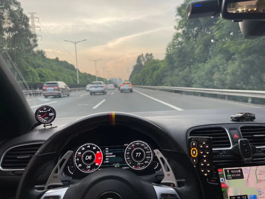姿态与性能并存的6代高尔夫GTI，01年车主表示玩车很穷但很开心