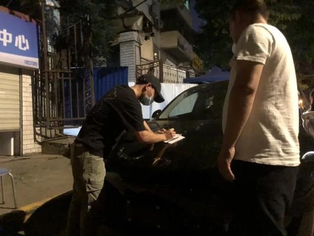 拼多多与特斯拉的矛盾，说到底就是一场扁担与板凳的爱恨纠葛