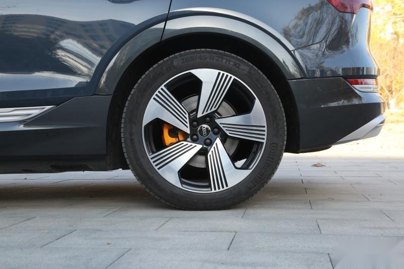 贴近燃油车的行驶品质，试驾奥迪e-tron Sportback