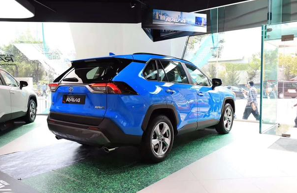 首台全新2019款丰田RAV4再度现身！轴距2680mm