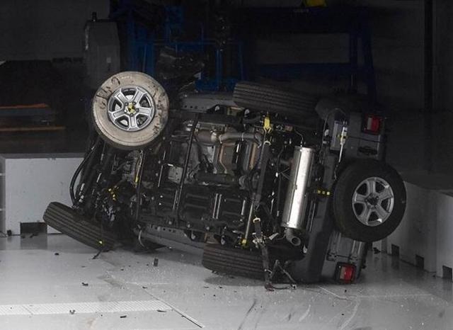 碰撞测试“翻车”，如此安全性能的Jeep牧马人，还有人买单么