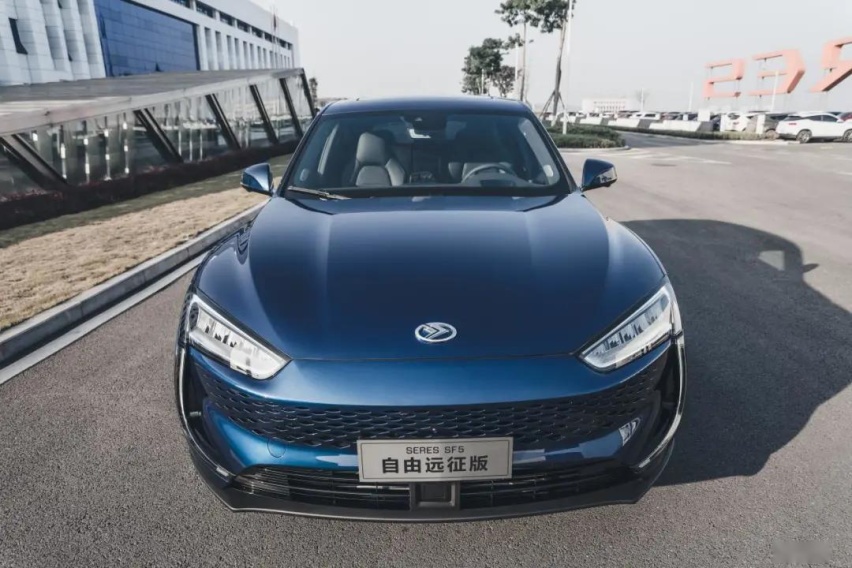 1000km+续航,4秒级零百加速,选它还是理想ONE?