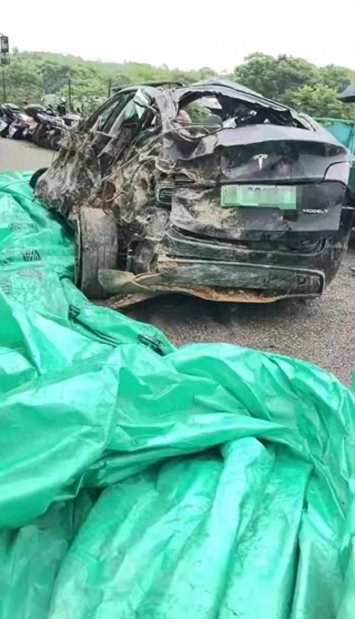 金华夫妻开特斯拉坠崖身亡，记录仪数据消失，特斯拉最新回应