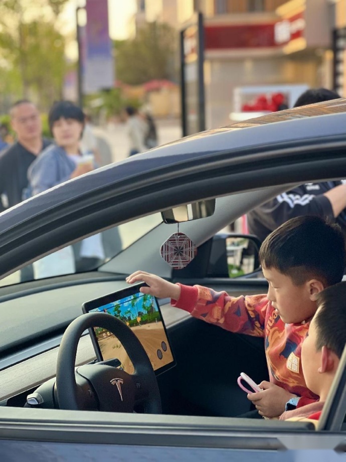特斯拉Model X Plaid空降春城，人形机器人惊喜登场