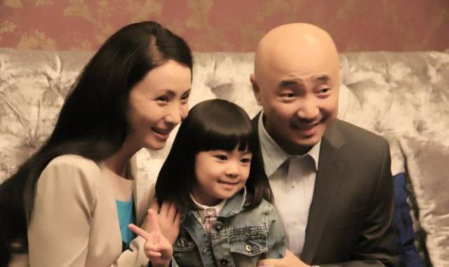 徐峥和四十六岁老婆陶虹座驾曝光，身价过十亿