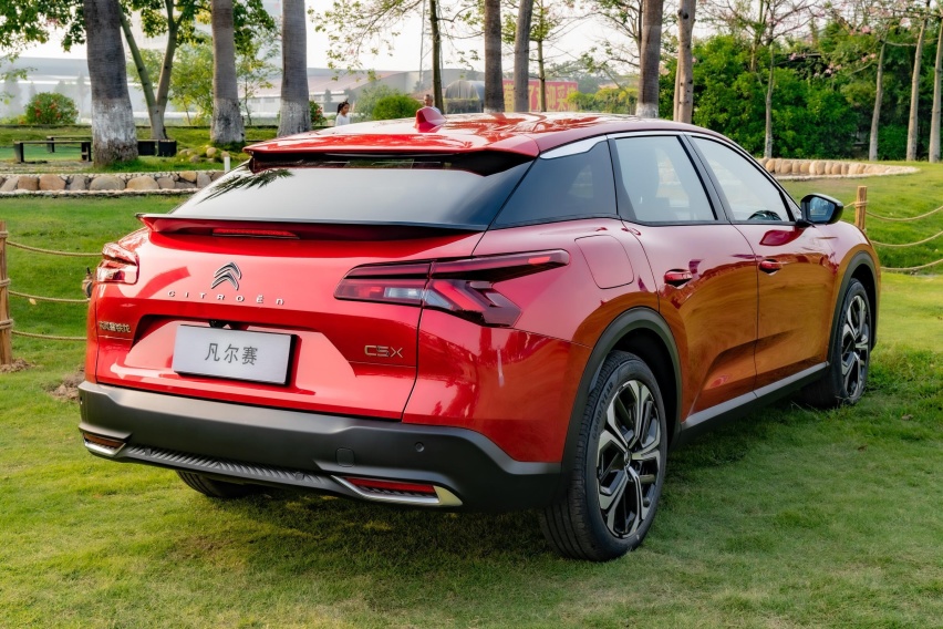 凡尔赛C5X:14.37万起售,标配19寸大轮毂,1.6T+8AT
