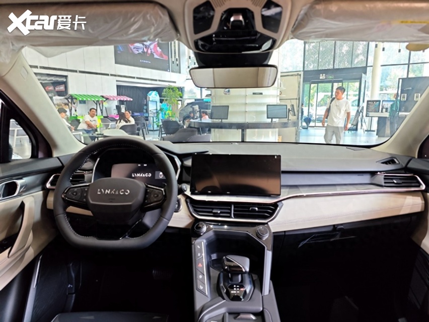 家族销量担当 探店实拍领克06 售价11.86万元起/质感出色