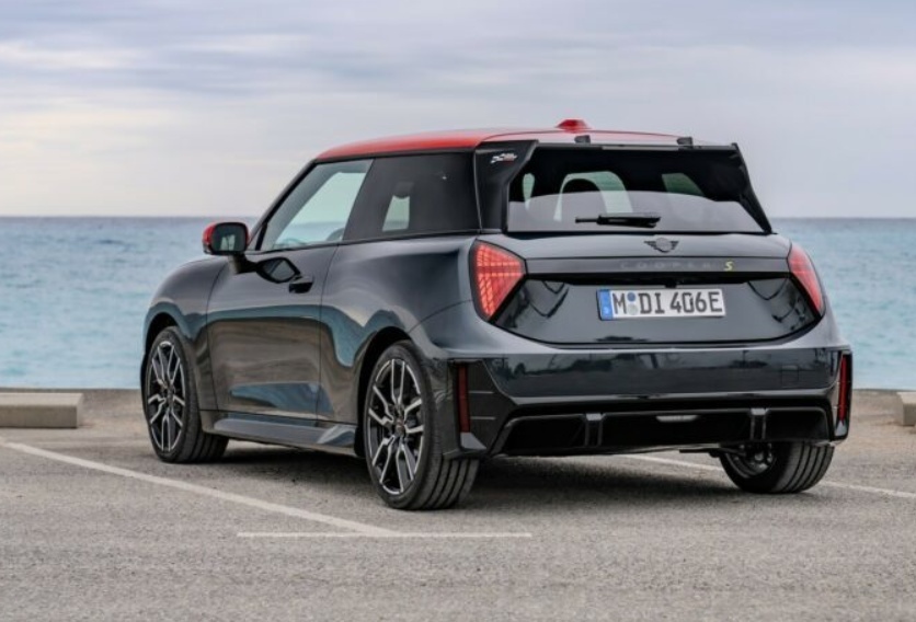 MINI Cooper SE JCW Trim官图发布 外观激进 动力