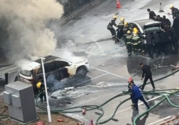 后院起火？奔驰电动车在4S店门口自燃，并引燃另一台车，原因不详