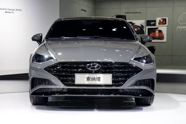 水泥灰、2.0T+8AT，这么战斗的B级车你猜要多少钱？