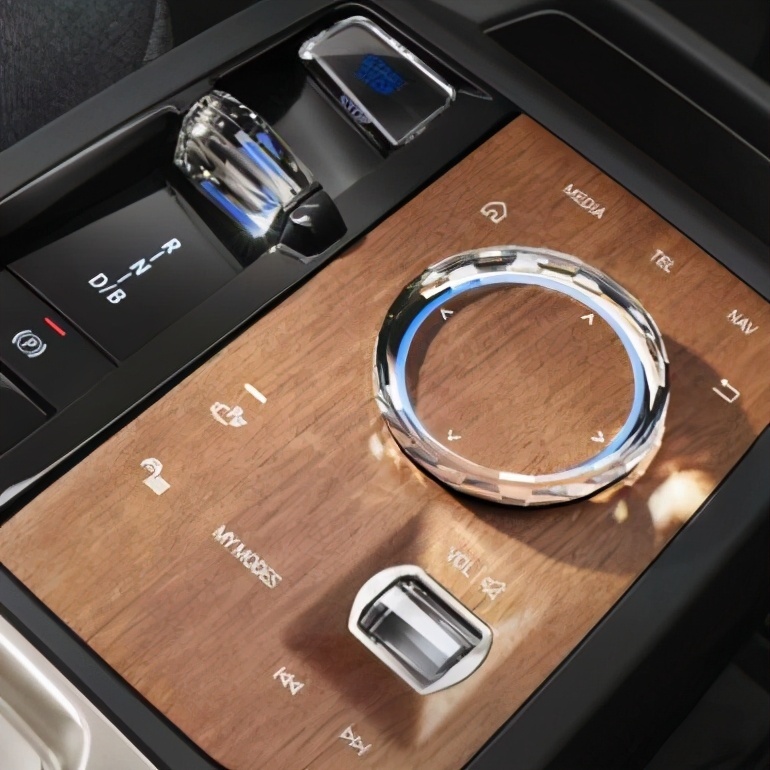 全新宝马iX海外开售，60万买中大型纯电SUV