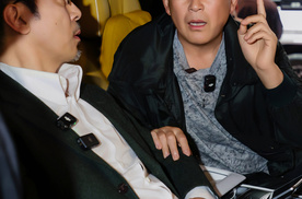 车内飙戏：“李丰田”和“高明远”在仰望U8L后排喝茶飙戏，全场看呆了