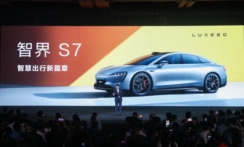 25.8万元起，华为智选车业务首款轿车智界S7开启预售