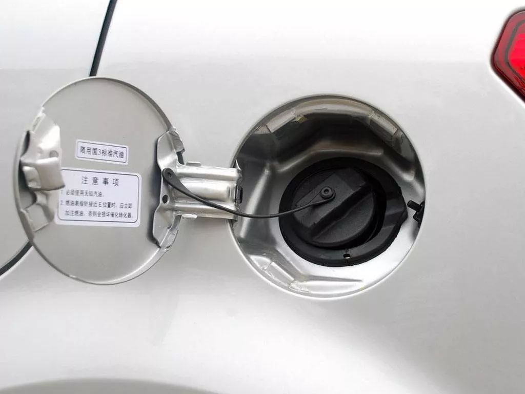 汽车加满箱油好还是半箱油好说说汽车加油这点事