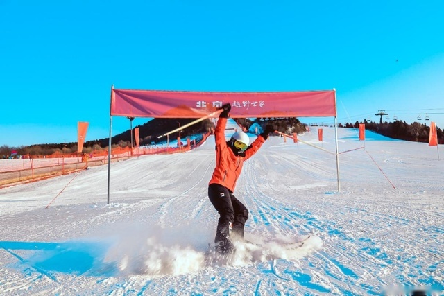 滑雪冠军“搞事情”李妮娜全网发出BJ40征服黑级雪道高难挑战