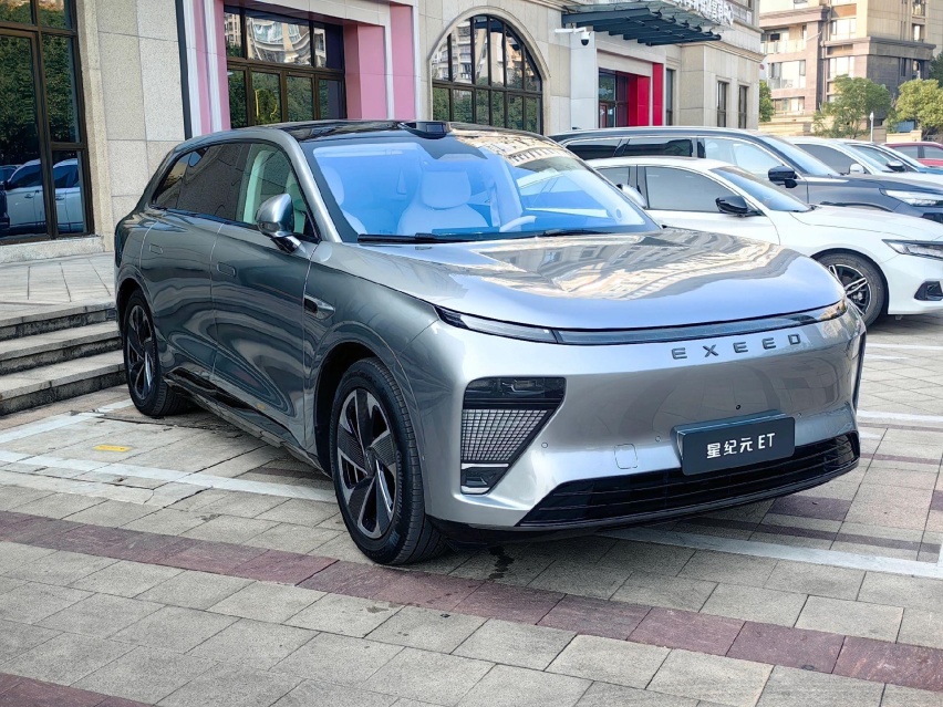 星纪元ET现身街头，气势不输理想L7，配562马力，续航超1500km