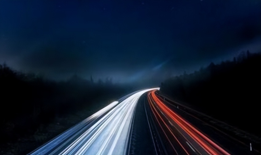 为什么有的司机更喜欢夜晚跑高速？夜间行车这些事项必须注意！