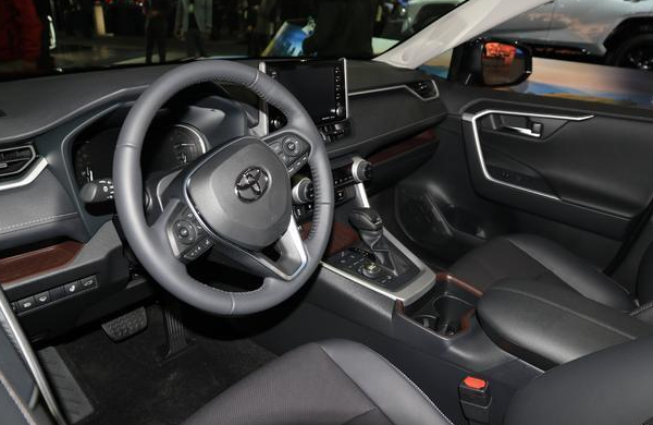 首台全新2019款丰田RAV4再度现身！轴距2680mm