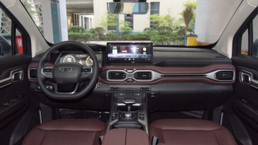 吉利豪越：7座中型SUV，月油费千元，工薪族养得起？