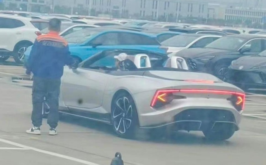 名爵纯电跑车！Cyberster现身街头，两门两座，配剪刀门+软顶敞篷