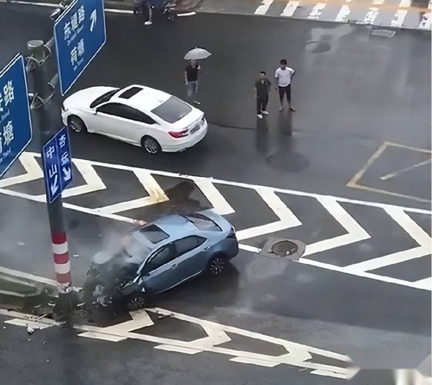 安全再遭质疑，继雷克萨斯后卡罗拉碰撞后车门再锁死，还有救？