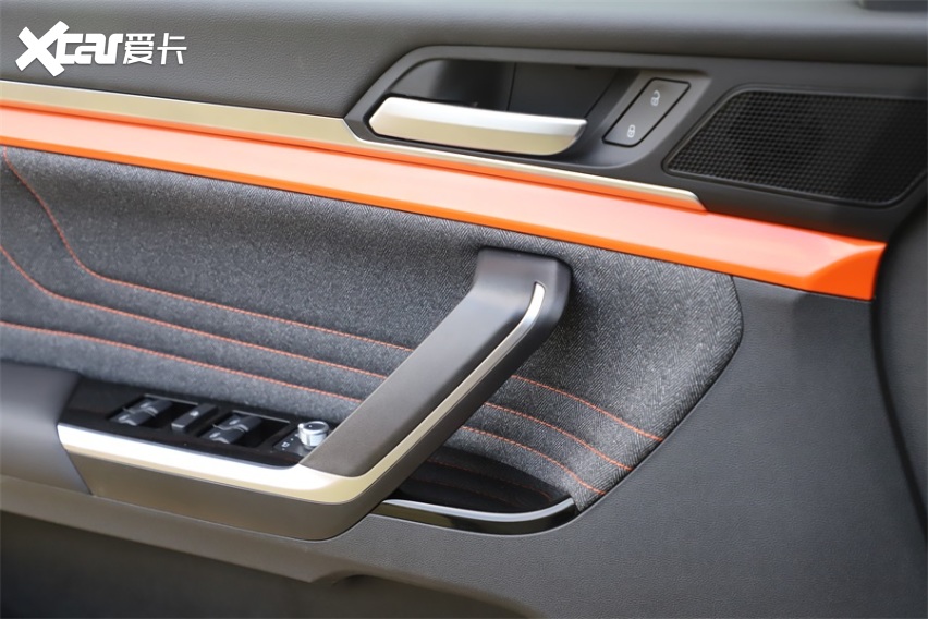 橙色元素勾画运动风帆，哈弗H4 PRO野外实拍